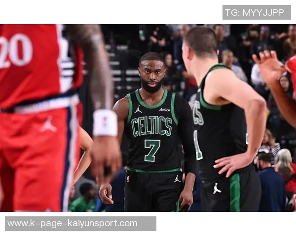 杰伦布朗上半场表现出色10投6中砍下17分正负值高达22助力球队领先